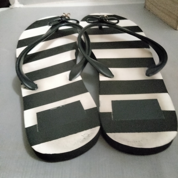 Cute Kate Spade New York black white 5-6 striped flip flops bow & Spade charm - Picture 5 of 6